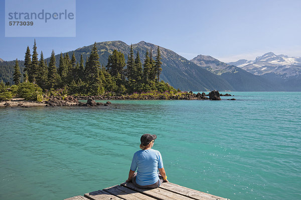 Wasserrand Frau Entspannung See Ländliches Motiv ländliche Motive British Columbia Kanada Garibaldi