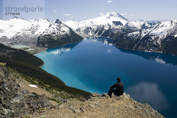 Wanderer auf Panorama-Grat mit Blick auf Garibaldi Lake im Garibaldi Provincial Park  zwischen den Städten von Squamish und Whistler in British Columbia  Kanada.