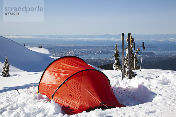 Zelt oben auf Mount Seymour im Winter mit Blick auf Vancouver  British Columbia  Kanada.