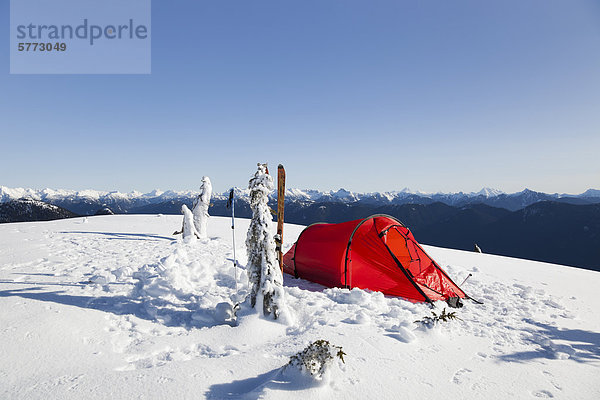 Zelt oben auf Mount Seymour im Winter mit Bergen View  British Columbia  Kanada.