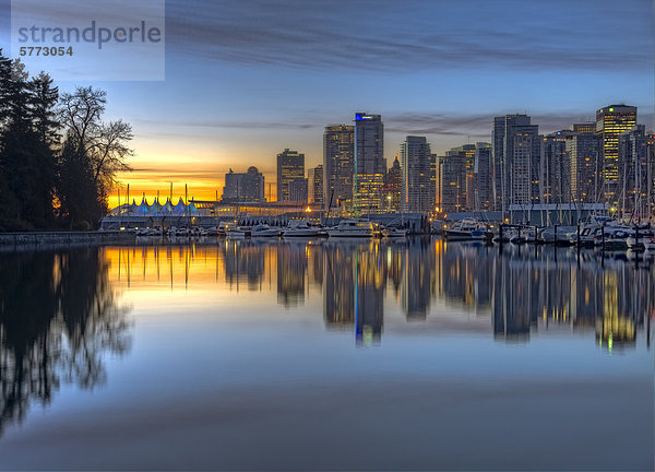 Stadt Vancouver Coal Harbour im Stanley Park vor Sonnenaufgang widerspiegelt. Die olympische Flamme ist sichtbar in der Nähe des Bildes  Vancouver  British Columbia  Kanada