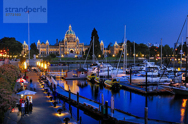 Einbruch der Dunkelheit auf dem Causeway  Inner Harbour und Parlamentsgebäude in Victoria  British Columbia  Kanada.