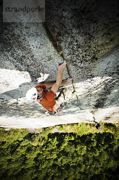 Trad Kletterer am Tantalus Crack Tantalus Wall  Stawamus Chief Provincial Park  Squamish  British Columbia  Kanada Canada0