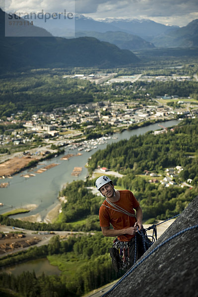 Trad Climber toping heraus Tantalus Wall  Stawamus Chief Provincial Park  Squamish  British Columbia Kanada