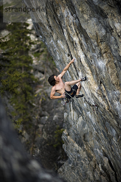 Sportkletterer auf den Cube  Geröllfelder  Kelowna  British Columbia  Kanada