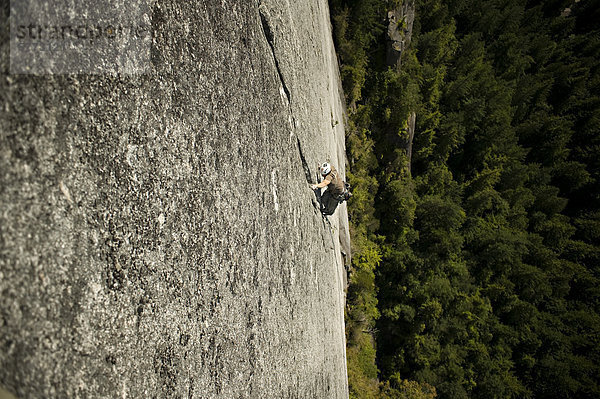 Trad Kletterer am Tantalus knacken Tantalus Wall  Stawamus Chief Provincial Park  Squamish  British Columbia  Kanada