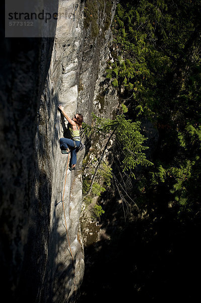 Sportkletterer auf Zoe  Murrin Park  Squamish  British Columbia  Kanada