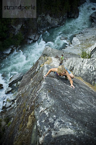 Sport Kletterer am StarChek  Cheakamus Fluss  Meer-zu-Sky Hwy Squamish-Whistler  British Columbia  Kanada