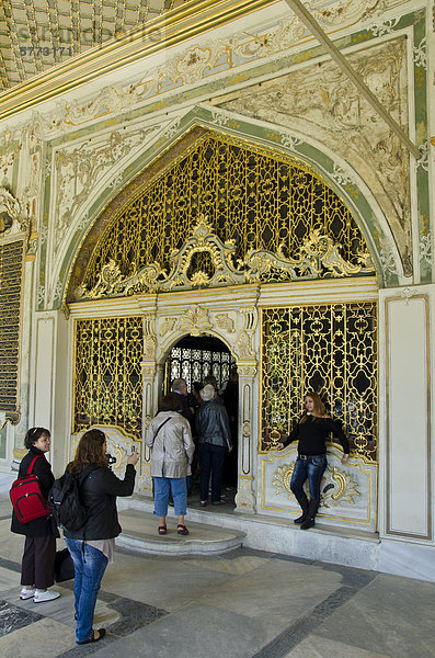 Eingang zum kaiserlichen Divan  Topkap_ Palast  Istanbul  Türkei