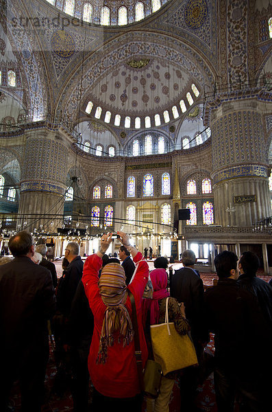 Touristen in der Hauptkuppel  Sultan-Ahmed-Moschee (Blaue Moschee)  Istanbul  Türkei