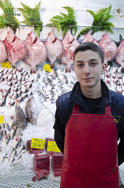 Fisch-Markt-Anbietern in Kadiköy  asiatischen Seite des Bosporus  Istanbul  Türkei