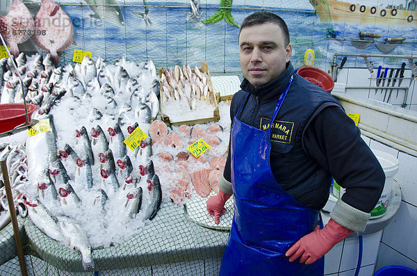 Fisch-Markt-Anbietern in Kadiköy  asiatischen Seite des Bosporus  Istanbul  Türkei