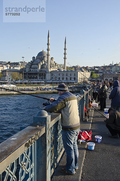Brücke angeln Entdeckung Sardine Ortsteil Istanbul Moschee neu Yeni Camii