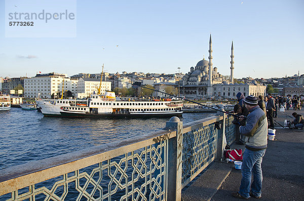 Brücke angeln Entdeckung Sardine Ortsteil Istanbul Moschee neu Yeni Camii