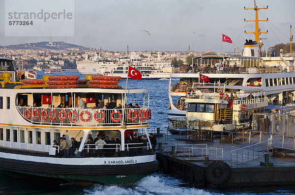 sehen beschäftigt Wasserweg Bosporus Goldenes Horn Istanbul Türkei