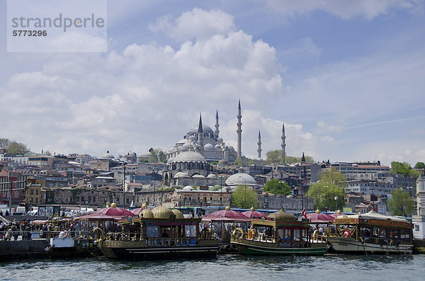 Schwimmende Restaurants und der Rüstem-Pascha-Moschee  befindet sich in der Eminönü Bezirk von Istanbul  Türkei.