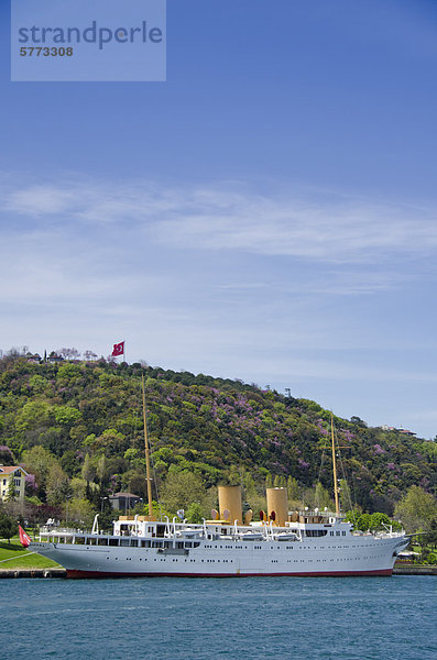 Yacht groß großes großer große großen vorwärts alt Bosporus Istanbul Türkei