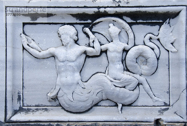 Informationen über Marmor Schnitzereien in Didyma  einer antiken Ionischen Heiligtum  in modernen Didim (Türkei)  der Tempel des Apollon  der Didymaion enthält.