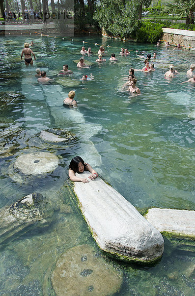 zwischen inmitten mitten Quelle Wärme Säule Süden Pamukkale Türkei