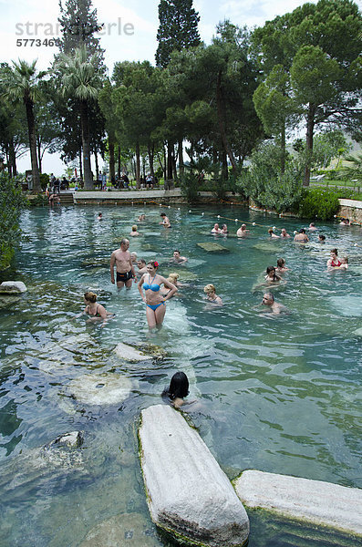 zwischen inmitten mitten Quelle Wärme Säule Süden Pamukkale Türkei