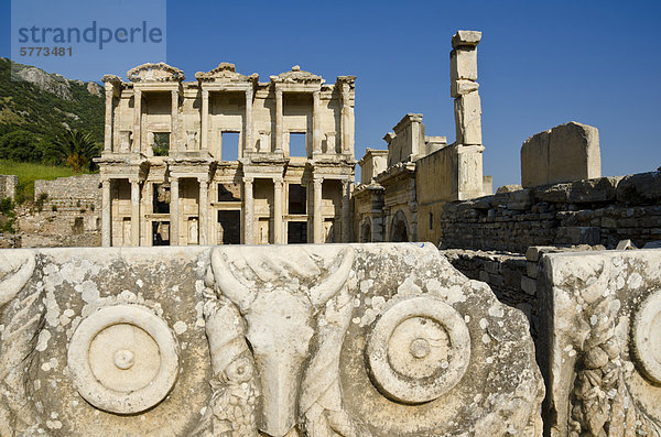 Bibliothek des Celsus in Ephesus  eine antike Stadt  und später eine römische Stadt  an der West Küste Kleinasiens  in der Nähe von heutigen Selçuk  Izmir  Türkei