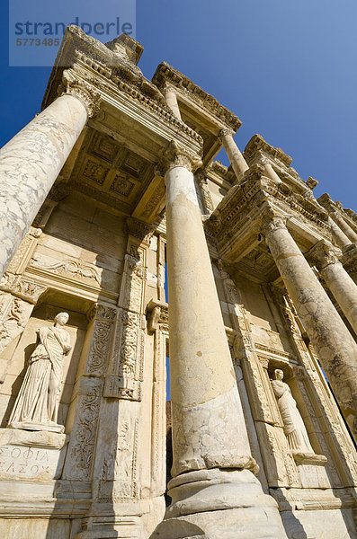 Bibliothek des Celsus in Ephesus  eine antike Stadt  und später eine römische Stadt  an der West Küste Kleinasiens  in der Nähe von heutigen Selçuk  Izmir  Türkei