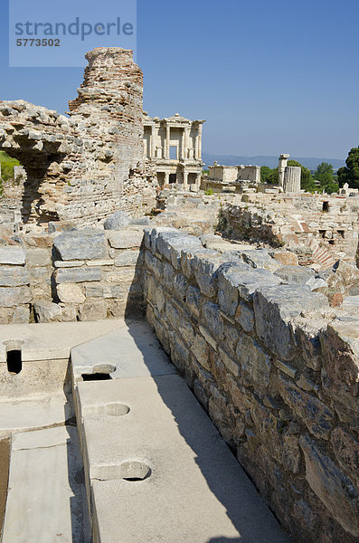 Alte Toiletten in Ephesus  eine antike Stadt  und später eine römische Stadt  an der West Küste Kleinasiens  in der Nähe von heutigen Selçuk  Izmir  Türkei