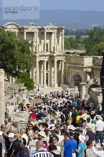 Horden von Touristen in Ephesus  eine antike Stadt  und später eine römische Stadt  an der West Küste Kleinasiens  in der Nähe von heutigen Selçuk  Izmir  Türkei