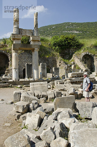 Ephesos war eine antike griechische Stadt  und später eine römische Stadt  an der West Küste Kleinasiens  in der Nähe von heutigen Selçuk  Izmir  Türkei