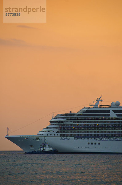 Sonnenuntergang Küste Stadt Schiff Urlaub Kreuzfahrtschiff verlassen