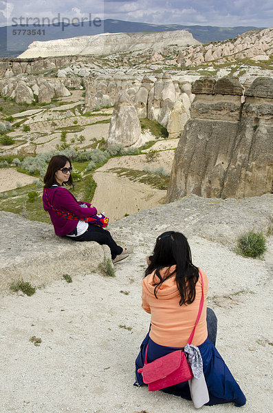 Tourist fotografiert Hoodos in einmaliger Landschaft in der Nähe von Göreme  Kappadokien  auch Capadocia  Zentralanatolien  weitgehend in der Nev_ehir Provinz  Türkei
