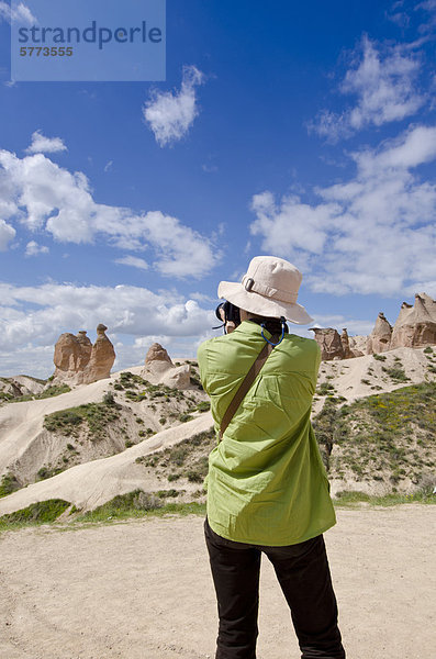 Tourist fotografiert Hoodos in einmaliger Landschaft in der Nähe von Göreme  Kappadokien  auch Capadocia  Zentralanatolien  weitgehend in der Nev_ehir Provinz  Türkei