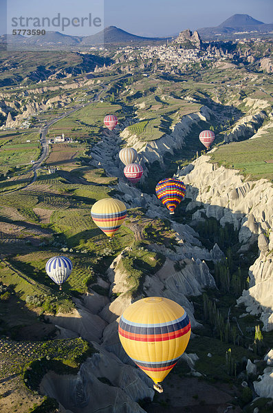 Ballonfahren in Göreme  Kappadokien  auch Capadocia  Zentralanatolien  weitgehend in der Nev_ehir Provinz  Türkei