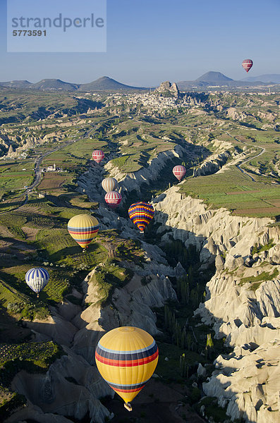 Ballonfahren in Göreme  Kappadokien  auch Capadocia  Zentralanatolien  weitgehend in der Nev_ehir Provinz  Türkei