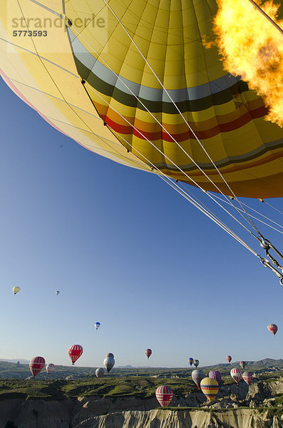 Ballonfahren in Göreme  Kappadokien  auch Capadocia  Zentralanatolien  weitgehend in der Nev_ehir Provinz  Türkei