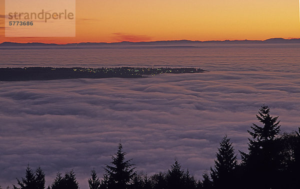 Georgia Strait mit Nebel und Point Grey gesehen von Highview Lookout  Cypress Provincial Park  West Vancouver  British Columbia  Kanada