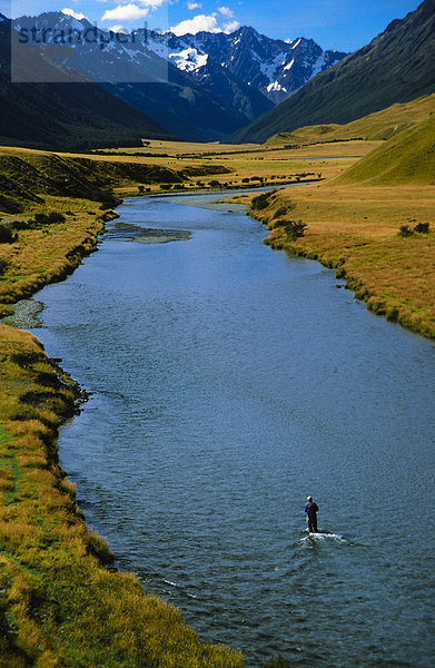 Mann Angeln  Ahuriri River  Südinsel  Neuseeland