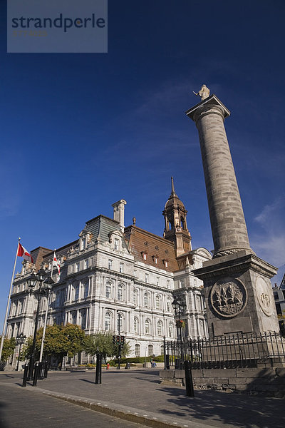 Montreal Rathaus Gebäude  entworfen von Architekten Henri-Maurice Perrault und Alexander Cowper Hutchison  Stil des Second Empire (1872) und Nelson Column im Herbst  Old Montreal  Quebec  Kanada.