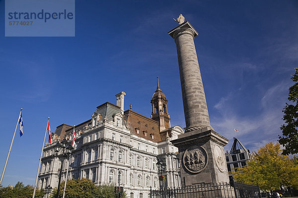 Montreal Rathaus Gebäude  entworfen von Architekten Henri-Maurice Perrault und Alexander Cowper Hutchison  Stil des Second Empire (1872) und Nelson Column im Herbst  Old Montreal  Quebec  Kanada.