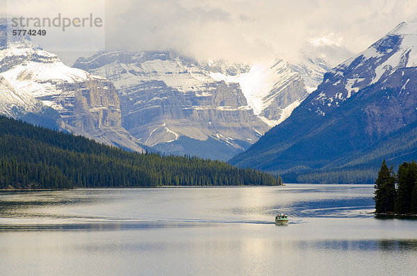 Bootstour auf Maligne Lake  in der Nähe von Jasper  Alberta in den Rocky Mountains  Kanada