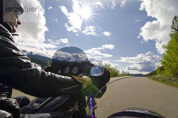 Biker und Passanger erforschen die Rocky Mountains am Maligne Lake Road  in der Nähe von Jasper  Jasper Nationalpark  Alberta  Kanada