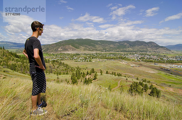 Männliche Jugend genießt die Ansichten von Merritt von Windy Canyon  Merritt  British Columbia in der Thompson-Okanagan Region  Kanada