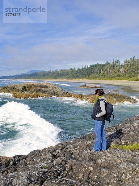 Frau Fröhlichkeit Strand nähern lang langes langer lange wandern Zusammenstoß Ansicht jung British Columbia Kanada