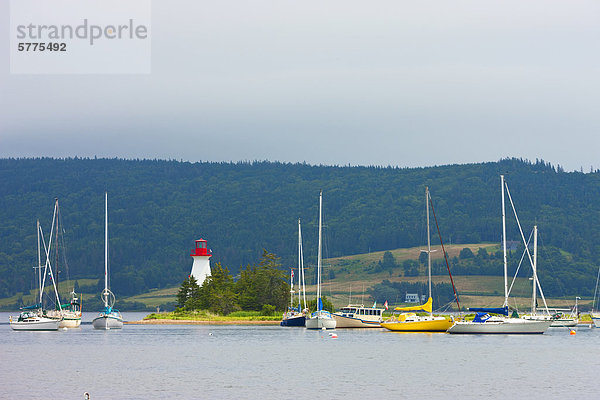 Leuchtturm und Segelboote  Baddeck  Bras d ' Or Lake  Cape Breton  Nova Scotia  Kanada