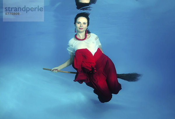 Frau Unterwasseraufnahme zeigen Mode