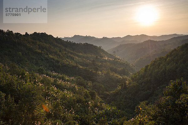 Landschaft im Gegenlicht  Nordthailand  Thailand  Asien