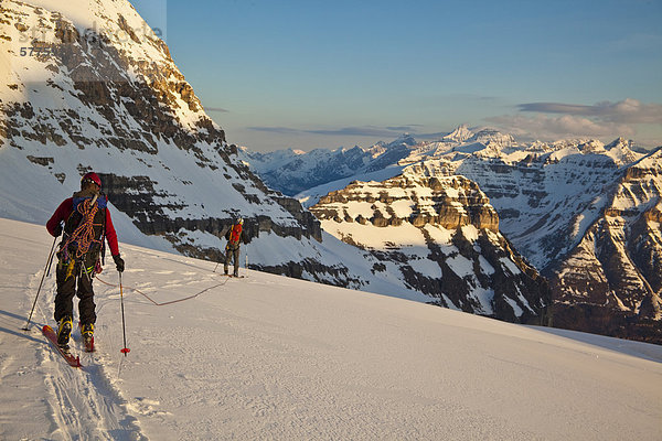 Zwei männliche Hinterland Skifahrer Kopf über einen Gletscher Skifahren North Face von Mt. Stanley  Kootenay Nationalpark  British Columbia  Kanada