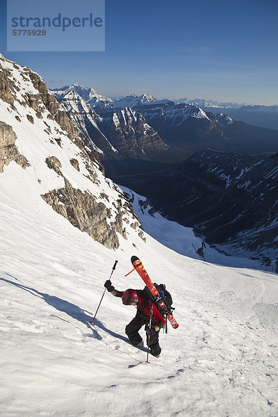 Ein Mann Bootpacks sich die steilen und exponierten Northface von Mt Stanley  Kootenay Nationalpark  British Columbia  Kanada