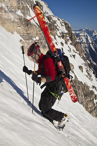 Ein Mann Bootpacks sich die steilen und exponierten Northface von Mt Stanley  Kootenay Nationalpark  British Columbia  Kanada