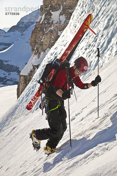 Ein Mann Bootpacks sich die steilen und exponierten Northface von Mt Stanley  Kootenay Nationalpark  British Columbia  Kanada